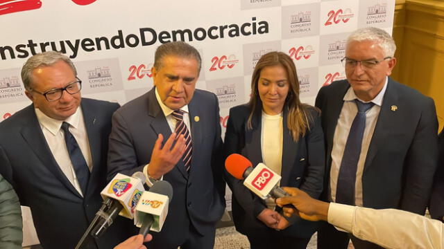 El gobernador Llempén y congresistas declaran tras aprobarse ley. Foto: GORE