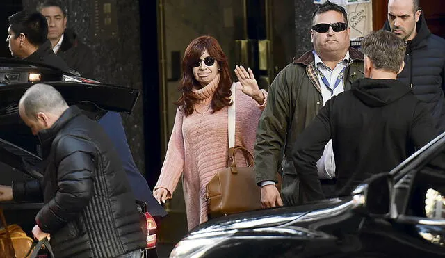 Nueva seguridad. La vicepresidente Cristina Fernández se retira del local partidario donde permaneció durante casi todo el día respondiendo mensajes de solidaridad. A su salida se notó la presencia de nuevos agentes de seguridad. Foto: EFE