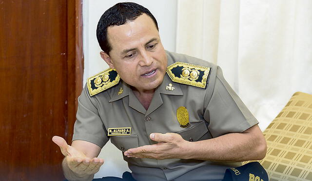 Cargo. Raúl Alfaro, comandante general de la PNP designado hace ocho días en lugar de Luis Vera, quien estuvo tres meses. Foto: difusión