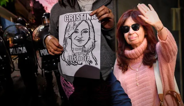 Cristina Kirchner reapareció un día después del atentado en su contra, acontecido mientras saludaba a unos simpatizantes cerca de su casa en el barrio de Recoleta. Foto: Composición/LR/EFE
