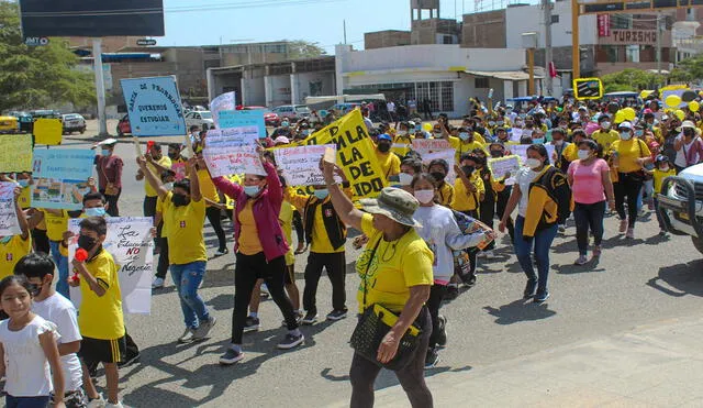 Alumnos, docentes y padres de familia protestan para exigir culminación de obra. Foto: La República.