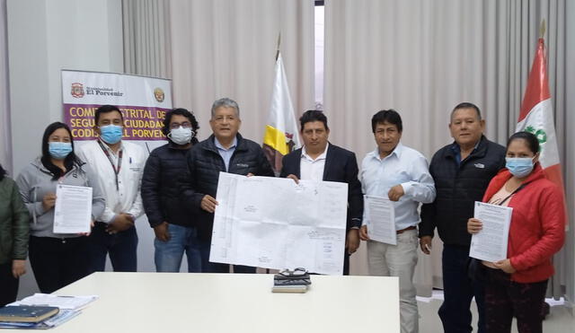 Rebaza entregó planos visados a dirigentes de Alto Trujillo. Foto: MDEP