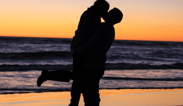 El sexo en la playa puede ser divertido para las parejas. Foto: Unplash