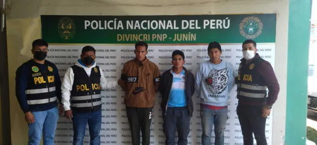 Durante la visualización de los teléfonos celulares, se encontró fotografías en las que los detenidos posan portando armas de corto y largo alcance, así como fotos en una poza de maceración y con ladrillos de cocaína. Foto: Óscar Chumpitaz/La República