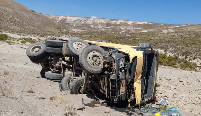 Bus de empresa Flores impactó contra volquete. Foto: PNP