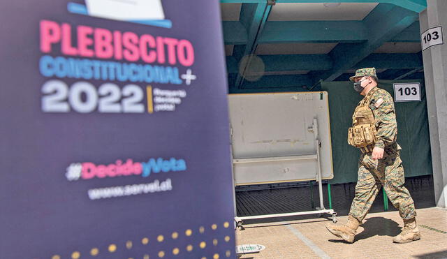 Seguridad. Un soldado camina en un colegio electoral en la víspera del referéndum en el que los chilenos votarán sobre si adoptan una nueva Constitución.