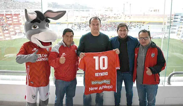 Visita. Juan Reynoso estuvo en un de los palcos del estadio Inca Garcilaso de la Vega del Cusco y recibió una camiseta con su nombre estampado. Foto: Cortesía