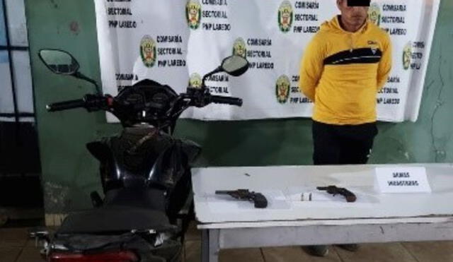 Se recuperó la motocicleta y se incautaron dos armas de fuego. Foto: PNP