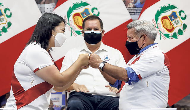 El dato. Keiko Fujimori y César Acuña se unieron contra Pedro Castillo en la segunda vuelta electoral. Para ello, se vistieron con la camiseta nacional.