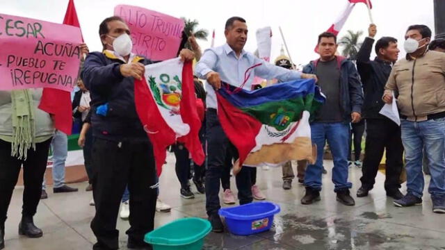 Vecinos de Alto Trujillo que llegaron a la Plaza de Armas de Trujillo exigieron que líder de APP pida disculpas públicas. Foto: Yolanda Goicochea/URPI LR