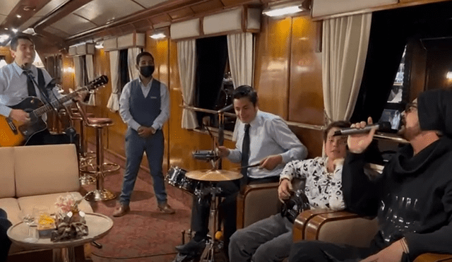 Ricardo Arjona interpreta una canción junto a los músicos del tren. Foto: Captura de video/La República.