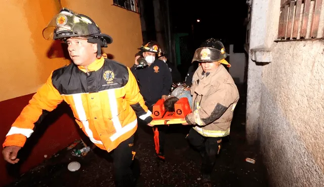 El hecho ocurrió en horas de la madrugada. Vecinos reportaron una emergencia al Cuerpo de Bomberos Voluntarios de la ciudad. Foto: Bomberos/PrensaLibre