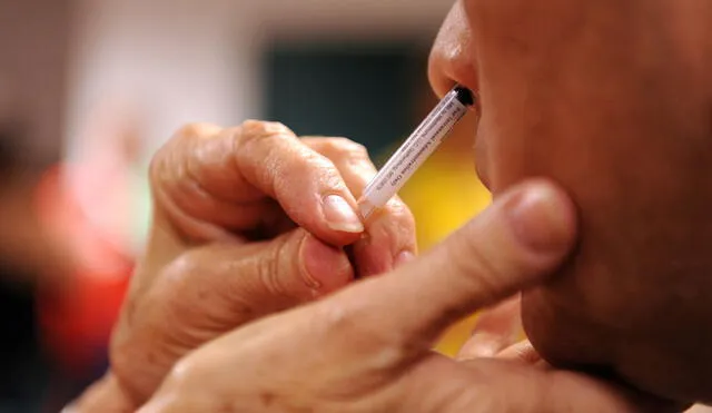 Un paciente recibe una vacuna intranasal durante un ensayo clínico en Estados Unidos. Foto: AFP / Tim Sloan