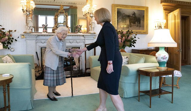 Liz Truss se presenta ante la reina Isabel II como la primera ministra de Reino Unido este martes 6 de septiembre. Foto: AFP