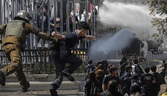 Cientos de estudiantes se manifestaron frente al palacio presidencial. Foto: composición LR/AFP