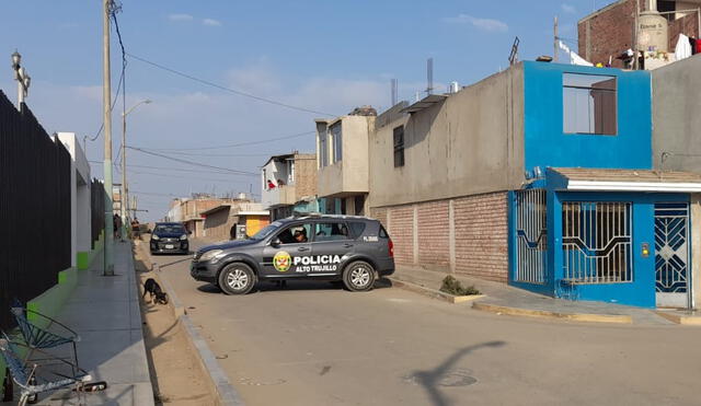 Efectivos policiales de Alto Trujillo llegaron para resguardar escena del crimen. Foto: Difusión