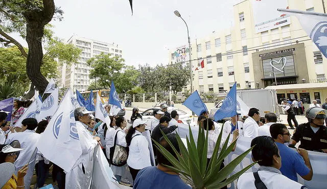 Reclamos. Alrededor de 17.037 trabajadores de la salud serían nombrados en el primer año, asegura Minsa. Para ello se requiere el apoyo del Congreso. Foto: Aldair Mejía/ La República