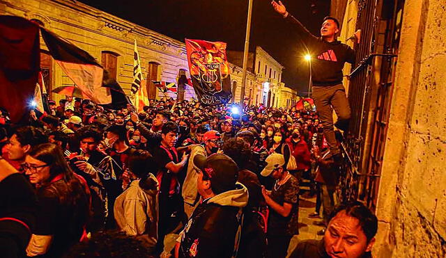 Apoyo total. Hinchas le demostraron su apoyo a Melgar con banderazo. Foto: Rodrigo Talavera/ La República