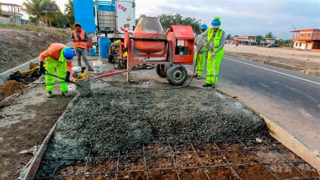 Construcción de rompemuelles (gibas) en el corredor vial de Tumbes. Foto: MTC