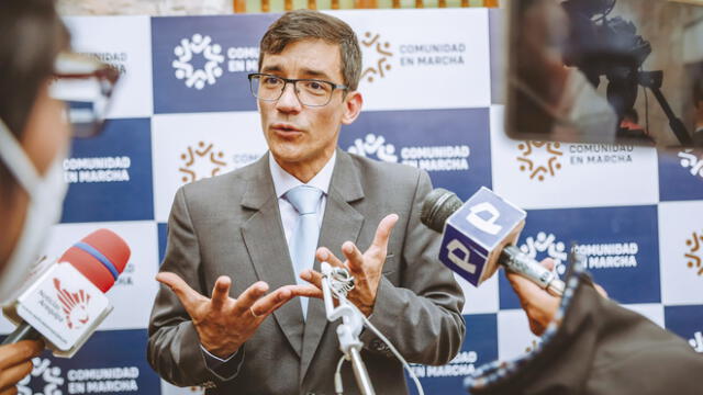 Estudio. Gustavo Riesco presentó el estudio ante 14 candidatos a la municipalidad de Arequipa. Hay un clima de escepticismo con relación a las instituciones. Foto: Rodrigo Talavera/ La República