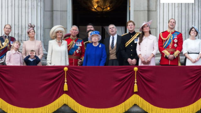 La Reina Isabel junto a sus hijos y nietos. Foto: EFE