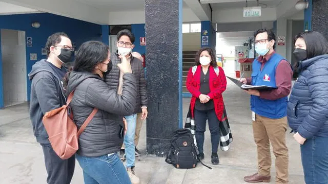 El 5 de septiembre, los jóvenes asistieron a su primer día de clases; sin embargo, la institución no contaba con intérpretes de lengua de señas. Foto: Twitter/Defensoría del Pueblo