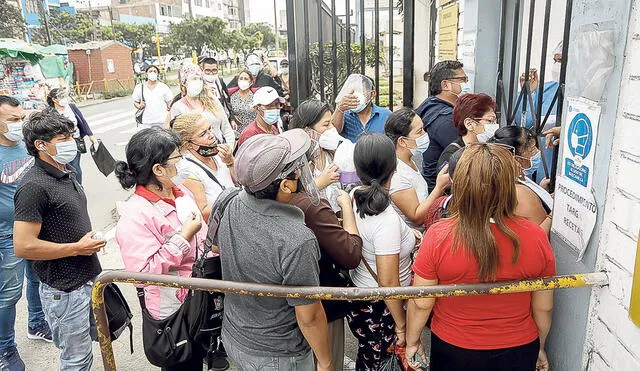 Colapso. Hospital Hipólito Unanue atiborrado de ciudadanos a la espera de atención. Foto: Antonio Melgarejo/La República