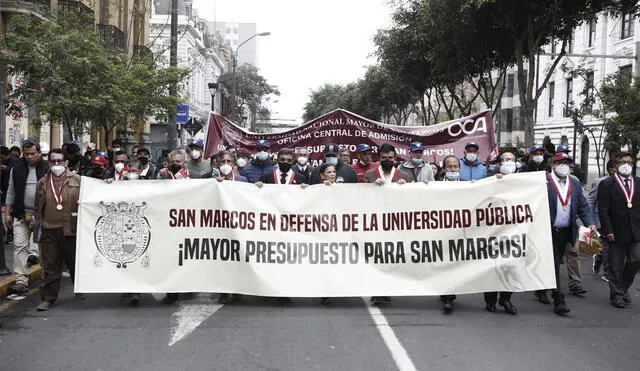 Trabajadores y estudiantes de la UNMSM marcharon para exigir mayor presupuesto. Foto: Marco Cotrina/La República