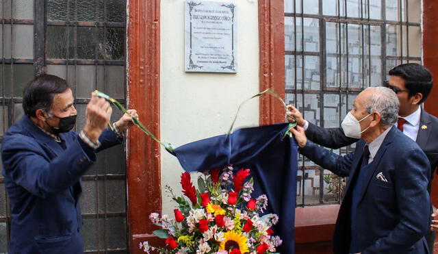 Develación de la placa recordatoria en honor a Ribeyro en su casa natal ubicada en el jirón Torres Paz 954, en Santa Beatriz. Foto: difusión
