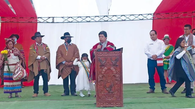 Las dos caras de la moneda. Pedro Castillo visitó Cusco, en el centro textil un grupo de ciudadanos lo esperó para pedir su renuncia. En Andahuasi lo aclamaron. Foto: La República