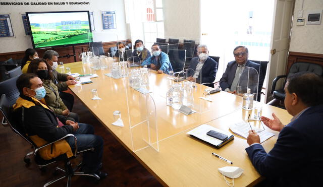 Gobernador Llempén se comprometió en ayudar a los agricultores. Foto: GORE