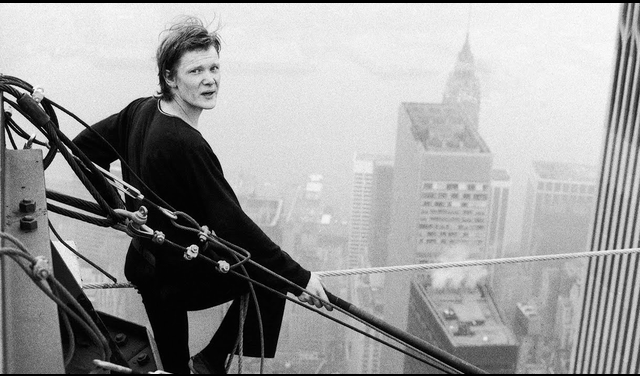 El equilibrista francés Philippe Petit hizo historia en 1974 cuando caminó entre las Torres Gemelas por casi una hora. Foto: The Pocket Magazine