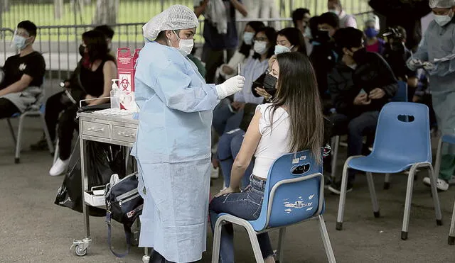 Inmunización. Los mayores de 18 años ya pueden ir a los vacunatorios de Lima y regiones. Foto: Gerardo Marín/La República