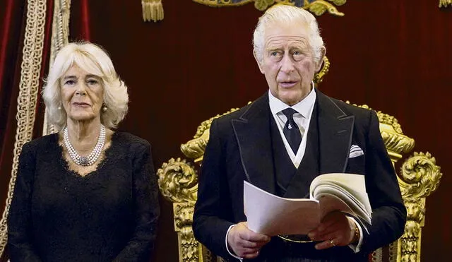 Proclamado. Carlos III, acompañado de Camilla de Gran Bretaña, la reina consorte. Foto: AFP