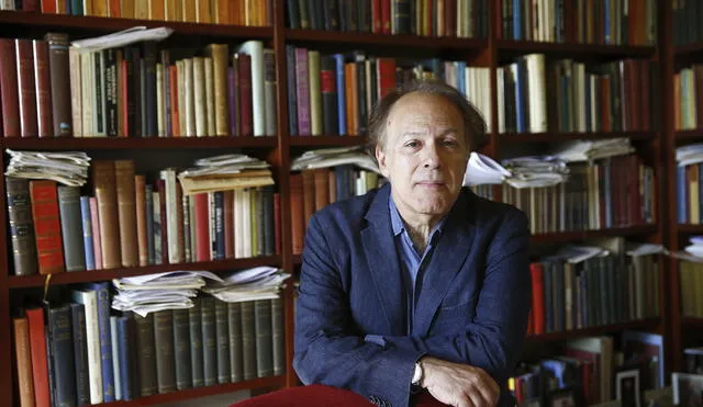 Escritor y académico español Javier Marías en su biblioteca de Madrid. Fotografía: Agencia EFE.