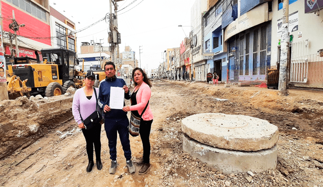 Vecinos y regidor James Prado (en el medio) se pronunciaron por trabajos en avenida El Dorado. Foto: Carlos Romero/La República