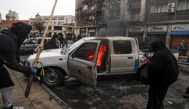 Manifestantes incendiaron un vehículo del municipio durante la conmemoración del 49 aniversario del golpe de Estado militar de Augusto Pinochet en 1973. Foto. AFP