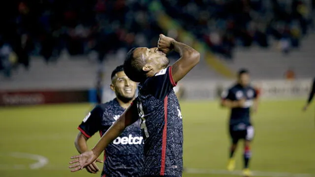 Dedicatoria. Vidales convirtió ante Municipal y dedicó su gol a su esposa en la tribuna. Foto: Liga 1