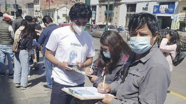 Labor. Voluntarios recorren las calles de Cusco. Foto: La República