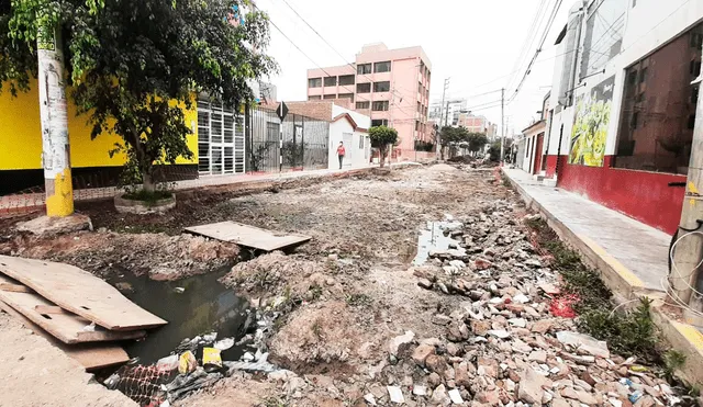 Colapso de desagüe en calle Almirante Villar durante ejecución de obra en Santa Victoria. Foto: La República /Carlos Romero