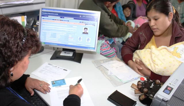 Uno de los deberes que tienen los padres es el de registrar a sus hijos en el sistema público que rige en cada país. Foto Andina