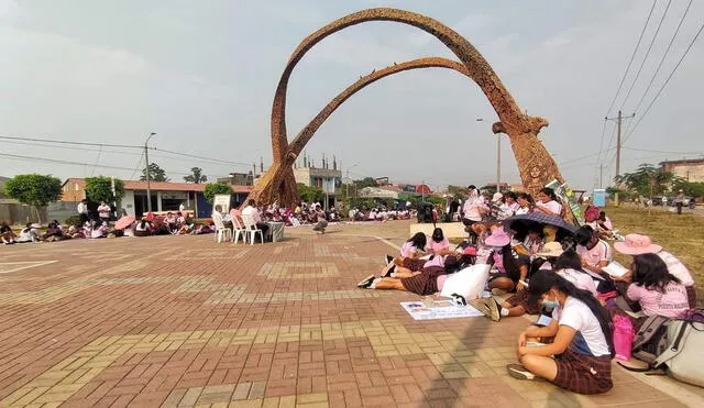 Las escolares se trasladaron hasta el Arco de la Biodiversidad para leer. Foto: GORE Madre de dios