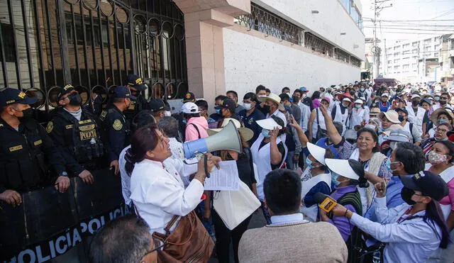 Los comerciantes se movilizaron hasta las oficinas municipales en la calle El Filtro. Foto: Rodrigo Talavera/La República