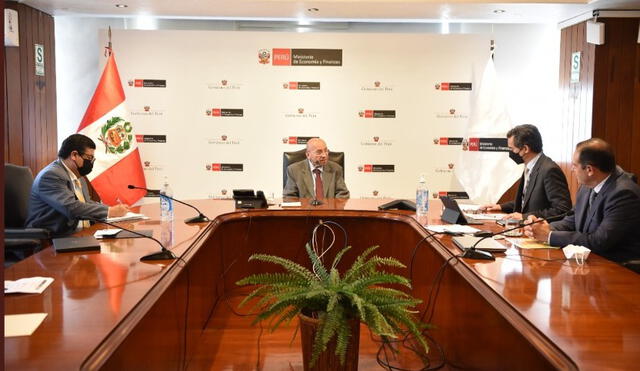 El ministro Kurt Burneo sigue explicando los alcances del nuevo Plan Impulso Perú para reactivar la economía nacional. Foto: MEF