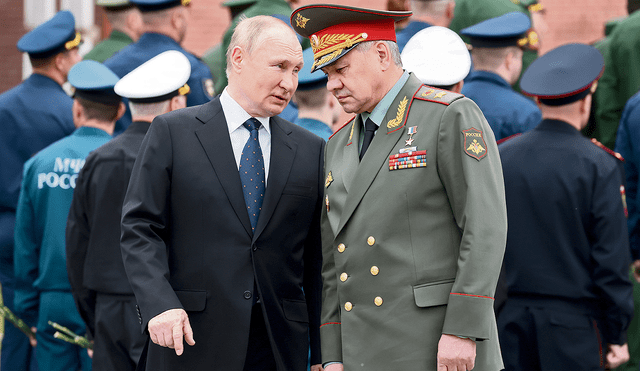 En la mira. El presidente Vladímir Putin conversa con un alto oficial del Ejército. Los rusos cuestionan ahora a sus militares. Foto: EFE