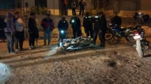 Motocicleta quedó tirada en el lugar del ataque. Foto: PNP