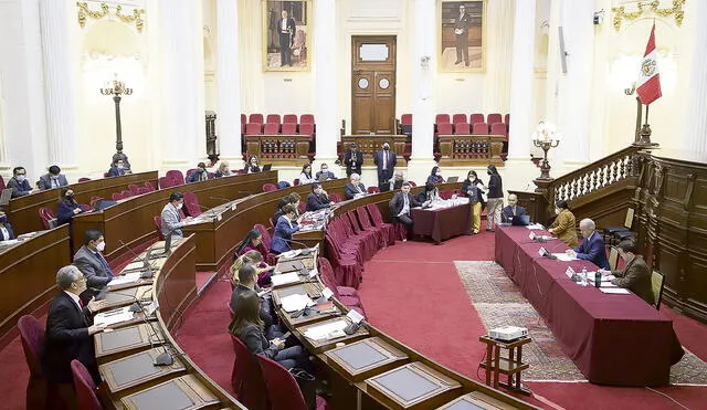 Forzados a debatir. Comisión de Constitución pone en la agenda pública el tema del posible adelanto de elecciones generales. Hay resistencia de la mayoría para irse a sus casas. Foto: Congreso