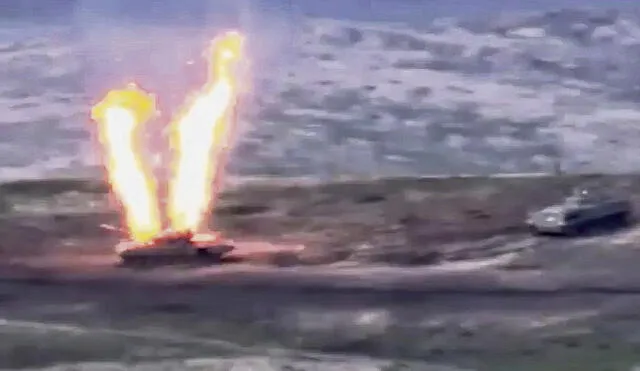 Guerra. Un vehículo blindado de Azerbaiyán arde tras el bombardeo del ejército armenio. Foto: difusión