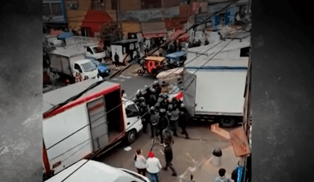 Fiscalizadores de La Victoria quitaron el carro de jugos a una comerciante informal durante un operativo. Foto: América TV