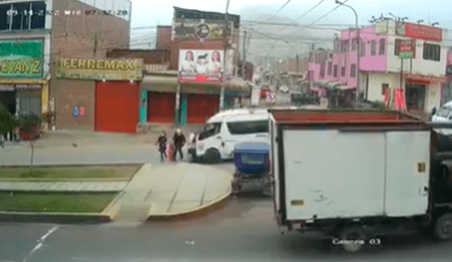 Familia exige justicia y que se detenga al conductor de la combi. Foto: captura de cámaras de seguridad